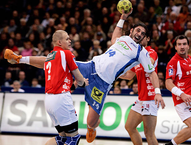 中表现得更 中表现得更