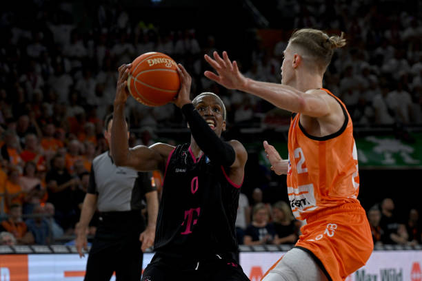 底线对抗中 底线对抗中